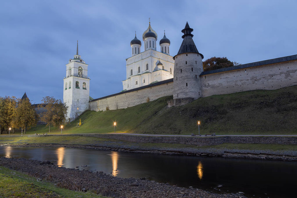 Pskov in October. The banks of the Pskova river and the Pskov Kremlin. Trinity cathedral, Pskov, Russia - Foto, immagini