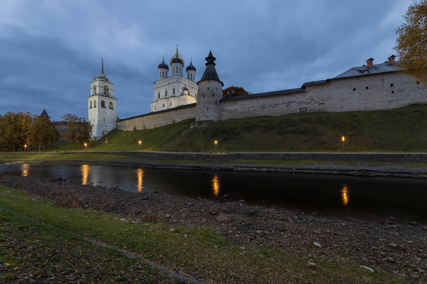 Pskov in October. The banks of the Pskova river and the Pskov Kremlin. Trinity cathedral, Pskov, Russia - Фото, изображение