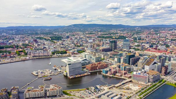 Oslo, Norvège. Centre-ville depuis les airs. Embankment Oslo Fjord. Opéra d'Oslo, De Drone
  - Photo, image