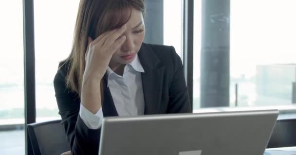 joven mujer de negocios con dolor de cabeza en la oficina
 - Metraje, vídeo