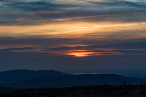 CzechのKrkonose山のSnezne jamyからの雲とカラフルな空と日没 – ポリッシュ境界線 - 写真・画像