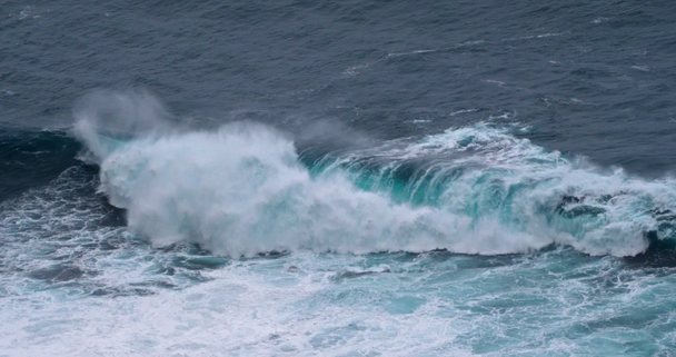 sterke golven in stormachtige zee  - Video
