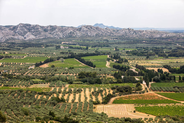 Panoramiczny widok na dolinę Luberon z słynnej średniowiecznej wiosce Les Baux de Provence w południowej Francji - Zdjęcie, obraz