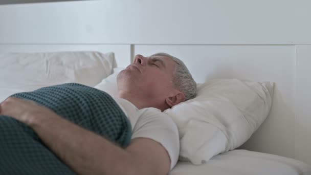 Άρρωστος μεσήλικας άντρας βήχει ενώ κοιμάται στο κρεβάτι. - Πλάνα, βίντεο