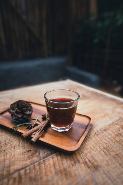 Kávé, fekete kávé, csepegtető kávé, kávé fából készült tálcán reggel - Fotó, kép