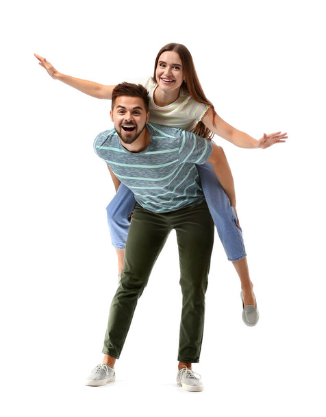 Porträt eines glücklichen jungen Paares auf weißem Hintergrund - Foto, Bild