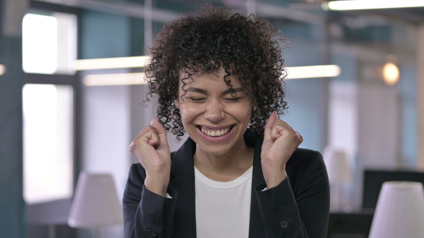 Retrato de empresaria exitosa mostrando emoción por expresiones faciales y gesto de mano
 - Metraje, vídeo