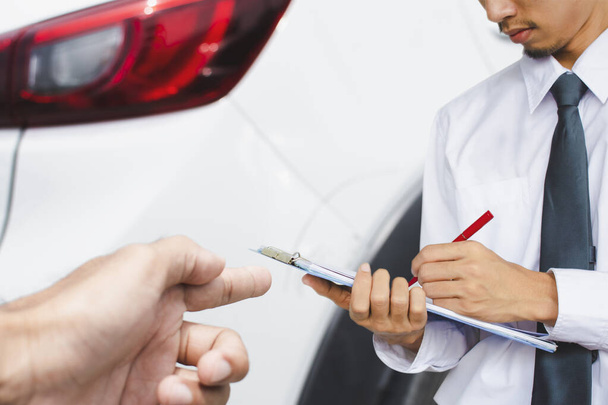 Mann zeigt mit Finger auf Markierungsstelle bei Kraftstoff im Auto - Foto, Bild