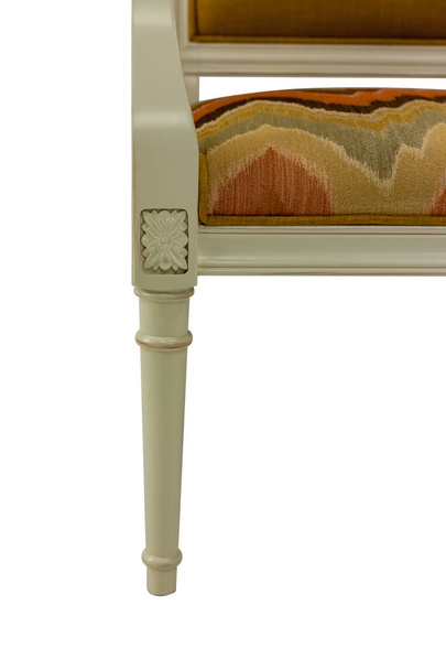 Pyöreä puinen jalka tuoli beige väri valkoisella pohjalla
 - Valokuva, kuva
