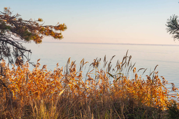 Puesta de sol de otoño en el lago
 - Foto, imagen