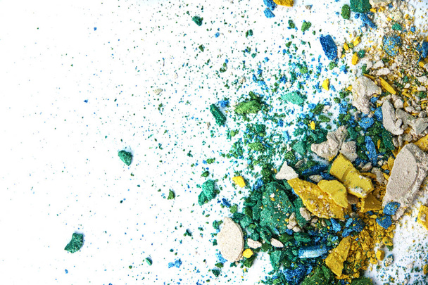 Macro texture Ombre à paupières cassée poudre multicolore, isolée sur fond blanc
 - Photo, image