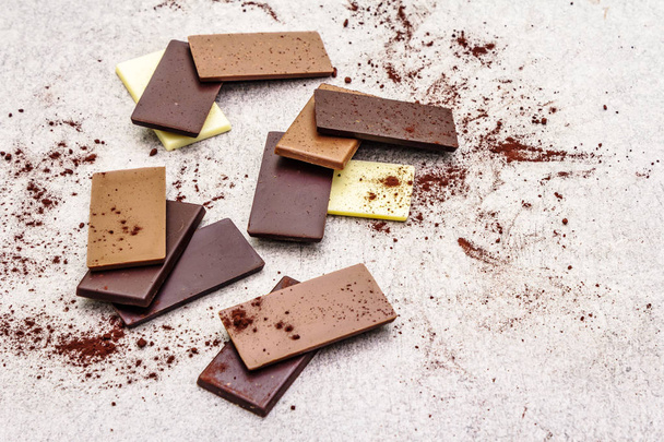 Farklı kakao içerikli çeşitli çikolatalar. - Fotoğraf, Görsel