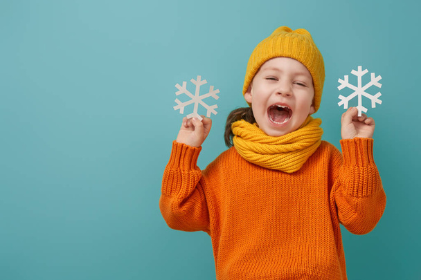 Winterporträt des glücklichen Kindes - Foto, Bild