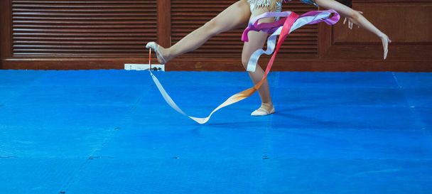 гімнастка жінка в спортивному одязі, що виконує гімнастику
 - Фото, зображення