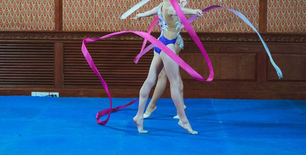 mujer gimnasta en vestido de ropa deportiva realizar gimnasia
 - Foto, imagen