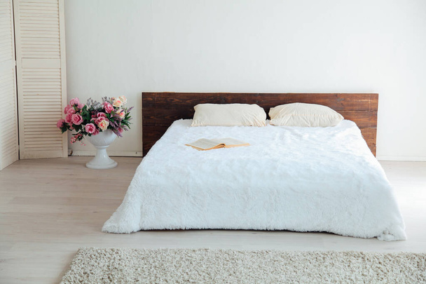Dormitorio blanco interiores luminosos con cama
 - Foto, imagen