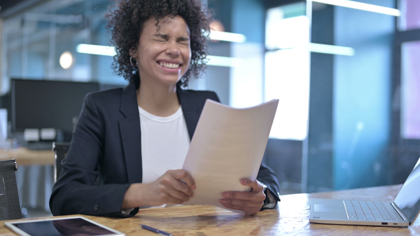 Başarılı Afrikalı İş Kadını Belgeleri Okuyor ve Ofiste El Hareketleriyle Kutluyor - Video, Çekim