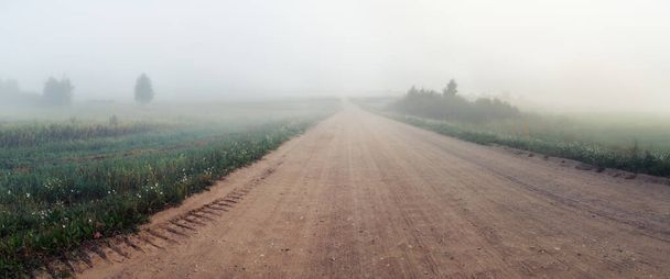 Route de gravier et brouillard
 - Photo, image