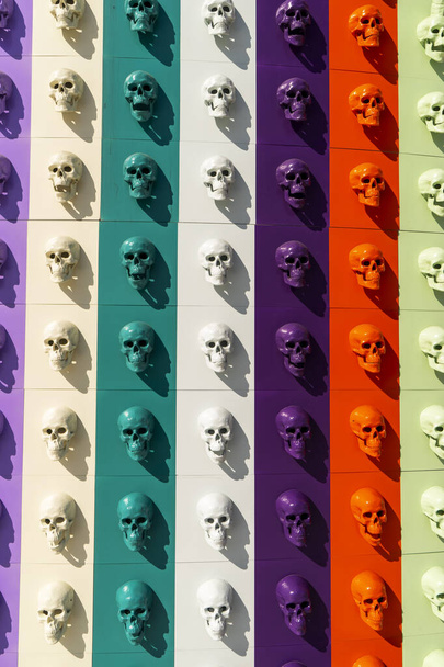 Una colección de cráneos multicolores dispuestos en una línea. Concepto Halloween
. - Foto, imagen