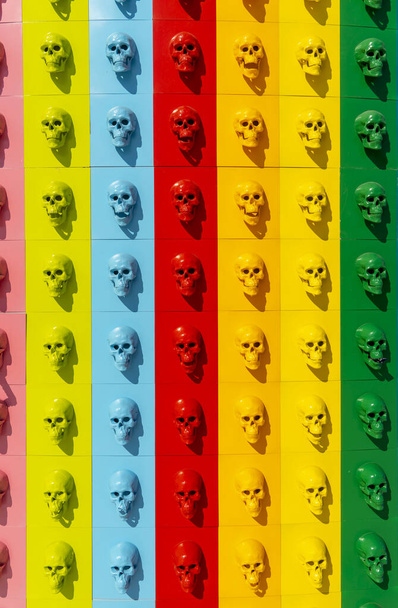 Uma coleção de crânios multicoloridos dispostos em uma linha. Conceito de Halloween
. - Foto, Imagem