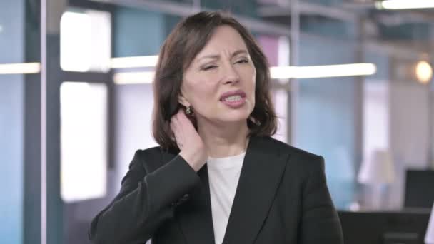 Retrato de mujer de negocios de mediana edad cansada con dolor en el cuello
 - Metraje, vídeo