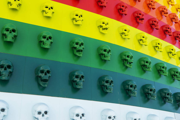 Een verzameling van veelkleurige schedels in een lijn. Halloween concept. - Foto, afbeelding