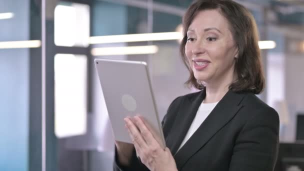Portrait of Attractive Middle Aged Businesswoman doing Video Chat on Tablet - Felvétel, videó