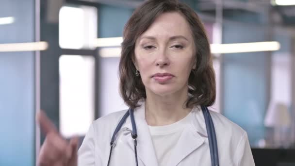 Portret profesjonalnego lekarza w średnim wieku mówiący "Nie przez palec" - Materiał filmowy, wideo