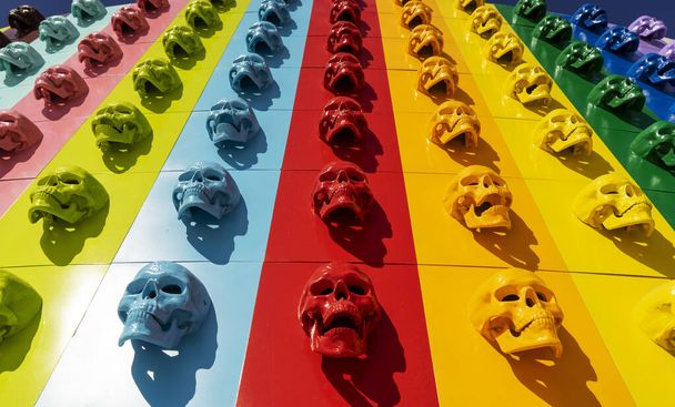 Коллекция разноцветных черепов, выложенных в линию. Концепция Хэллоуина
. - Фото, изображение
