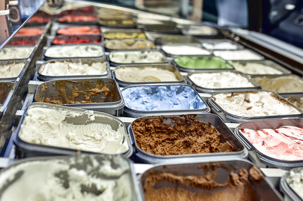 vetrina del gelato con un sacco di diversi tipi di gelato
. - Foto, immagini