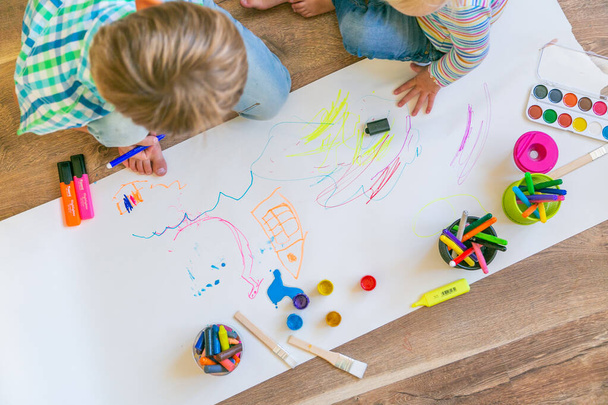 Kids painting with different materials on large canva on the flour - Fotoğraf, Görsel