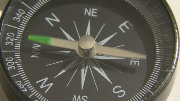 Widok kompasu z bliska. Orientacja kompasu na północ - Materiał filmowy, wideo