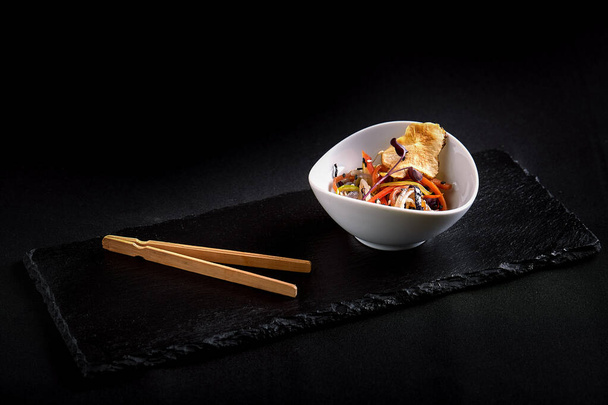 Miso makarna, soya sosu, şifalı otlar. Siyah taştan bir masada, çubuklarla. Üst görünümü kopyala - Fotoğraf, Görsel