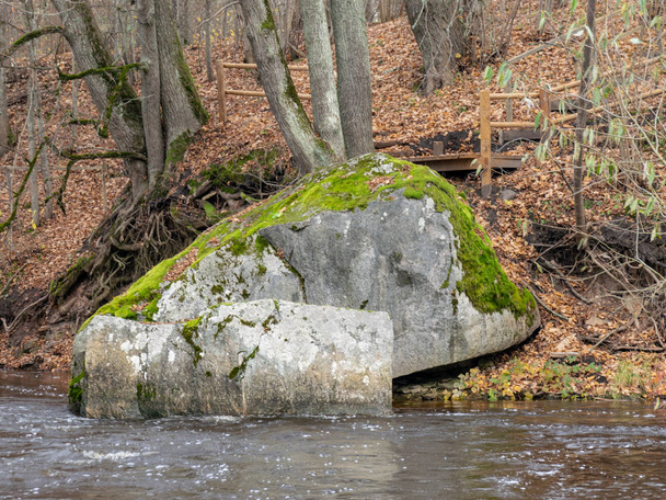 Paisaje otoñal con grandes rocas a orillas de un río empinado
 - Foto, imagen