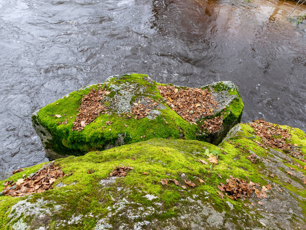 Paisagem de outono com grandes rochas nas margens de um rio íngreme
 - Foto, Imagem