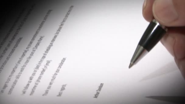 Documento o contrato firmado por un hombre con una pluma
 - Metraje, vídeo
