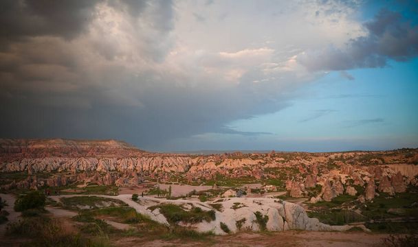 Naplemente panorámás kilátással Goreme városra, Cappadocia, Törökország - Fotó, kép