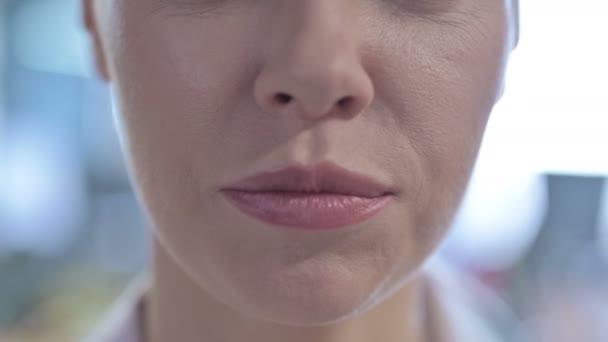 Detailní záběr mladé ženy tvář s bolestí zubů - Záběry, video