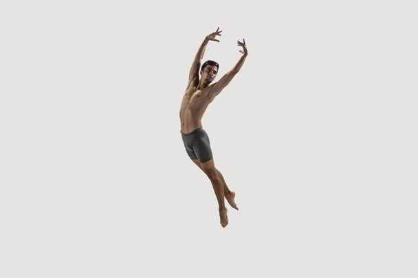 Moderne Balletttänzerin. Ballett zeitgenössischer Kunst. junger flexibler, athletischer Mann. - Foto, Bild