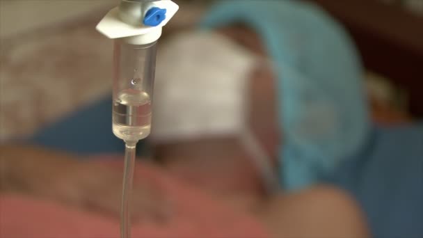 I.V. Goutte saline intraveineuse avec patient dans la chambre d'hôpital
 - Séquence, vidéo