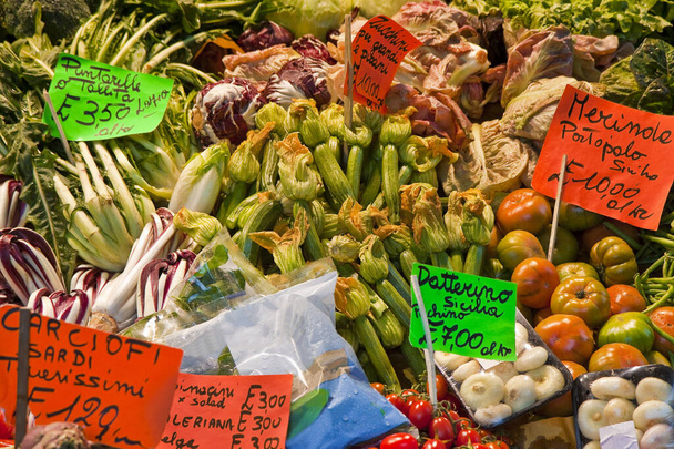 Świeże warzywa na włoskim rynku - Zdjęcie, obraz