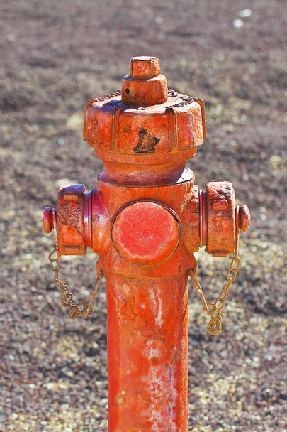 Starý červený rezavý hydrant se již nepoužívá - Fotografie, Obrázek