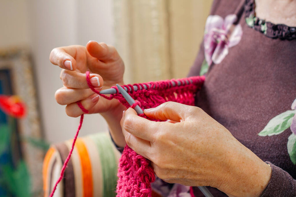 Kötés, gyapjú pulóver nő kezében - Fotó, kép