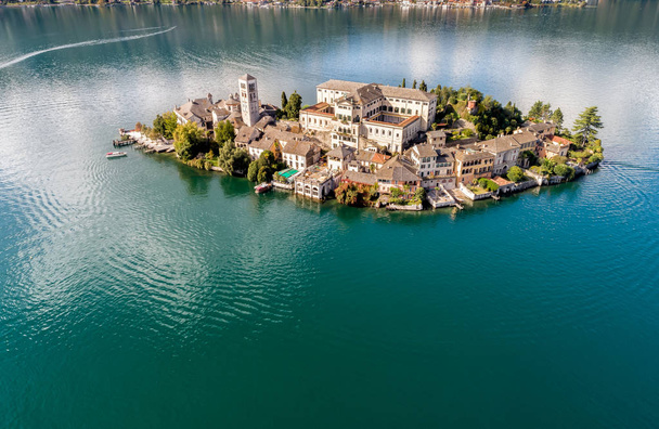 Uitzicht vanuit de lucht op het eiland San Giulio gelegen aan het meer van Orta in Piemonte, Italië - Foto, afbeelding