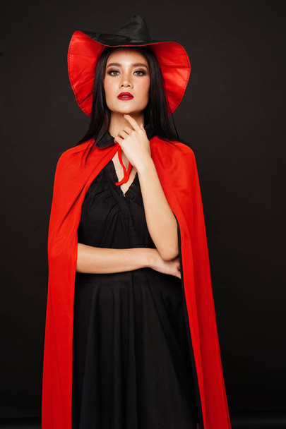 Asiatique belle femme en sorcières chapeau et costume à Halloween festival
. - Photo, image