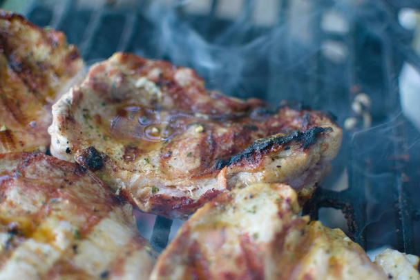 detailní záběr vepřového steaku na grilu - Fotografie, Obrázek
