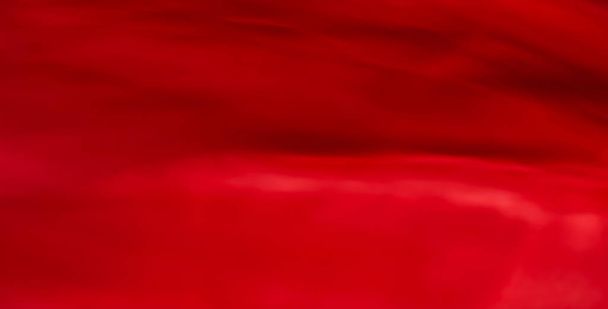 Κόκκινο αφηρημένο φόντο τέχνης, μεταξωτή υφή και γραμμές κύματος στο Moti - Φωτογραφία, εικόνα