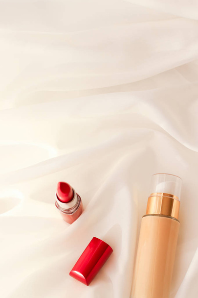 Crema tonal beige botella maquillaje base base fluida y rojo l
 - Foto, imagen