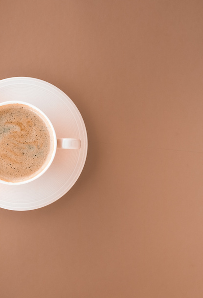 Kopje hete koffie als ontbijt drankje, flatlay cups op beige rug - Foto, afbeelding