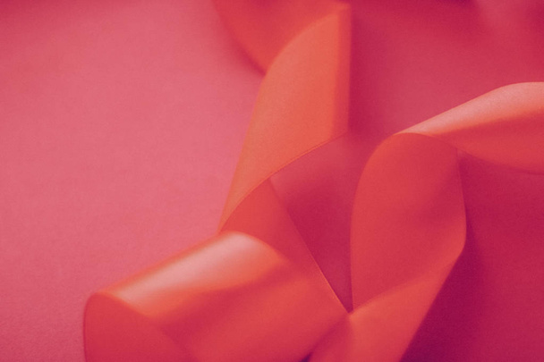 Cinta de seda rizada abstracta sobre fondo rosa, lujo exclusivo
  - Foto, Imagen